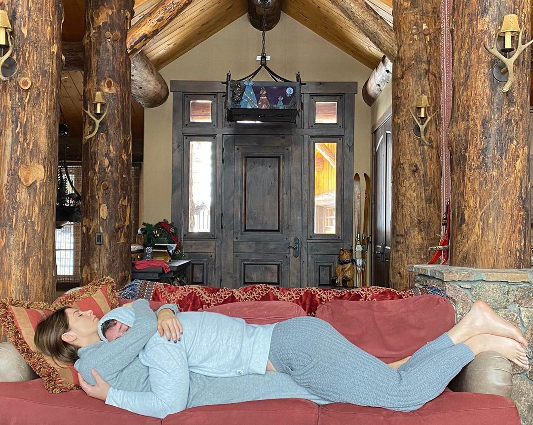 23 mei: My weekend plans so accurately depicted 😂 .... This photo was taken in Mammoth Lakes at Tanner Manner and it brings back so many wonderful memories. It feels like we’re in another world... Phones are put down.. it’s ok to hit the reset button. Games are played, stories are told, connections and magical memories are made. #thegoodstuff #mammothlakes #memoriesmade #loveofmylife
23 mei: My weekend plans so accurately depicted 😂 .... This photo was taken in Mammoth Lakes at Tanner Manner and it brings back so many wonderful memories. It feels like we’re in another world... Phones are put down.. it’s ok to hit the reset button. Games are played, stories are told, connections and magical memories are made. #thegoodstuff #mammothlakes #memoriesmade #loveofmylife