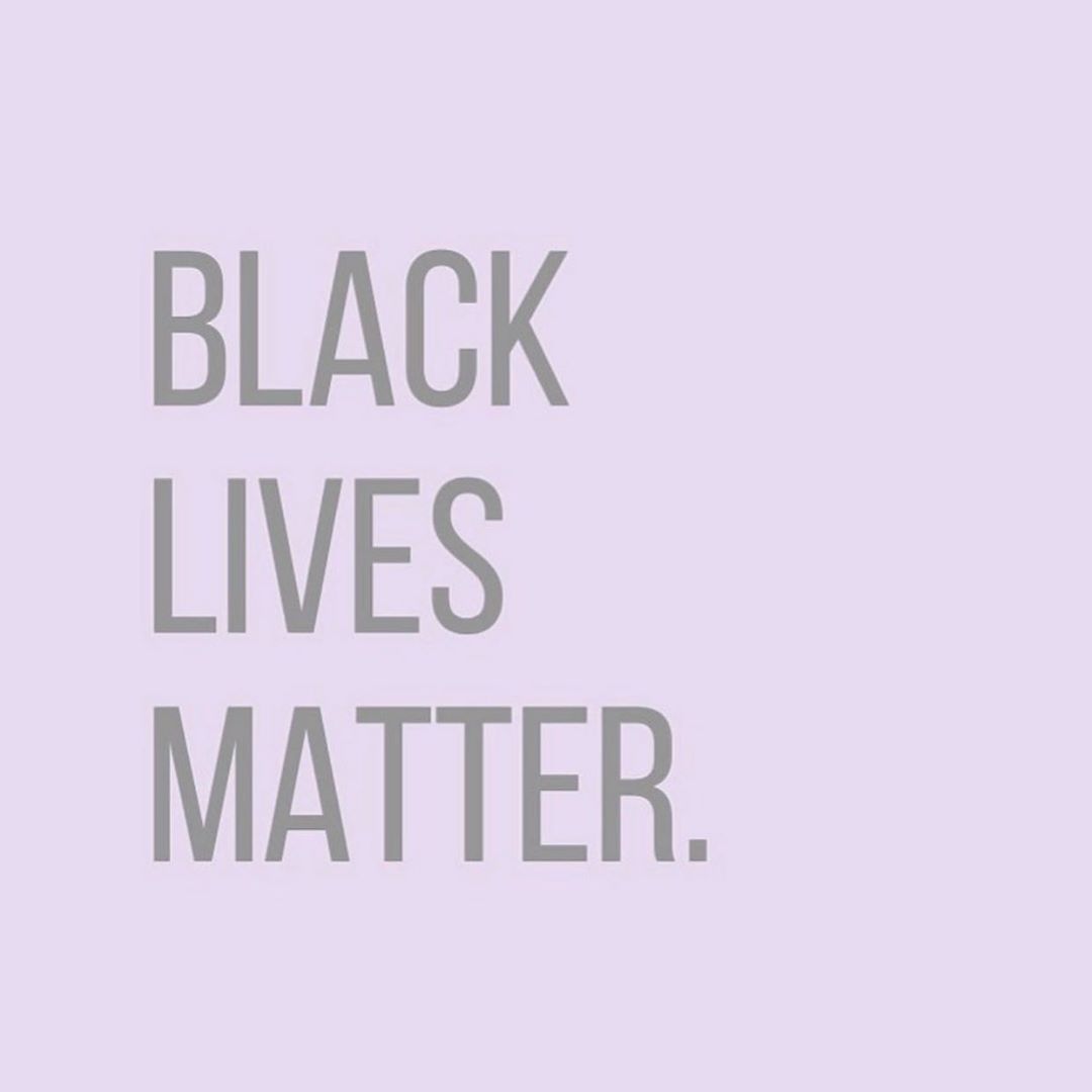 02 juni: The past few days have weighed heavily on me. I’ve been heart broken, I’ve been shocked, I’ve been scared and I’ve been angry... something the black community has been feeling for generations. Nothing about this is ok. At times a feeling of helplessness overwhelms me ... but now is not the time to feel helpless. Unfortunately I am one of the many who thought my belief that we’re all human beings that deserve to be treated equal, that the color of someone’s skin would never make them lesser than in my eyes, was enough. I now see loud and clear that mentality is part of the problem and that being silently non-racist is no longer an option. I have a lot to learn but I’m ready to be a part of the solution. Apart from using my voice and donation support, I’m starting by educating myself and I urge you to do the same. These are the two books I’ve downloaded in case anyone’s looking for a recommendation. I know I will never fully understand, but I stand with you. #blacklivesmatter
