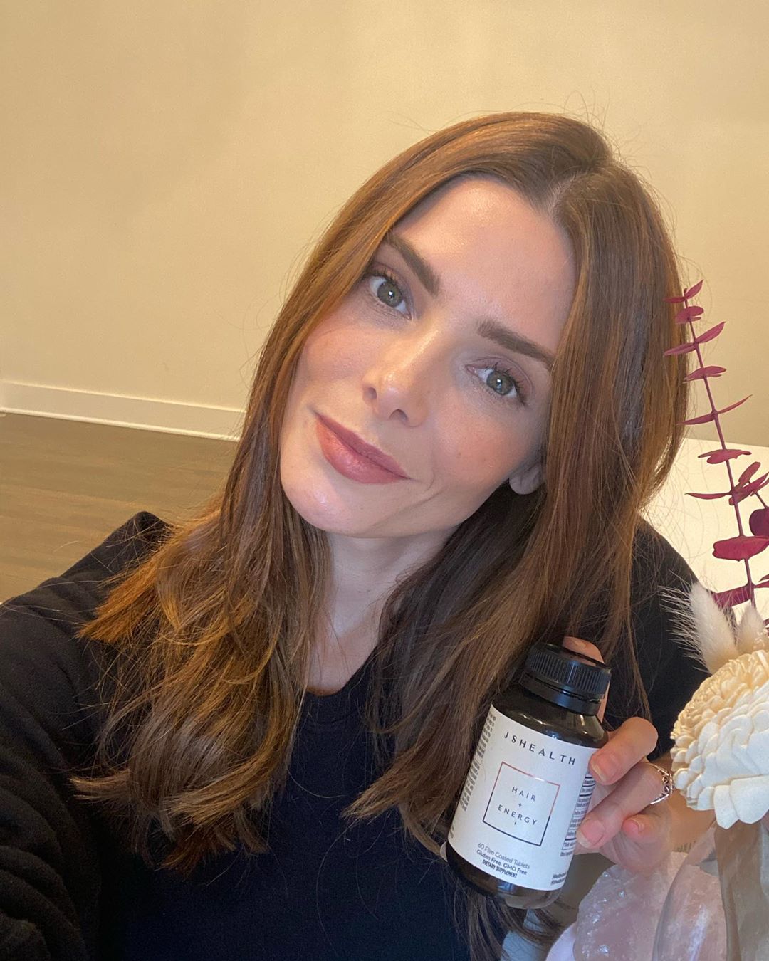 29 juni: Happy Monday!! I’m particularly excited to share something I’ve been experimenting with for the last two months. When the quarantine happened, like a lot of others, I had to give up all the wonderful things like eyelash extensions, hair extensions and manicures. Thankfully I learned about @jshealth @jshealthvitamins and I’ve seen a BIG difference in my hair. Its grown extremely quickly and is stronger and thicker than ever! This is not a drill and it’s super easy. I just take one hair and energy supplement every morning and reap the benefits! I did a lot of research on different companies and decided on @jshealth bc they were created by nutritionist, Jessica Sepel and based on real research and science. I got the look/feel of extensions naturally and 💯 recommend it! If you want to try it out yourself, use the code ASHLEY for 20% off #jshealthpartner
