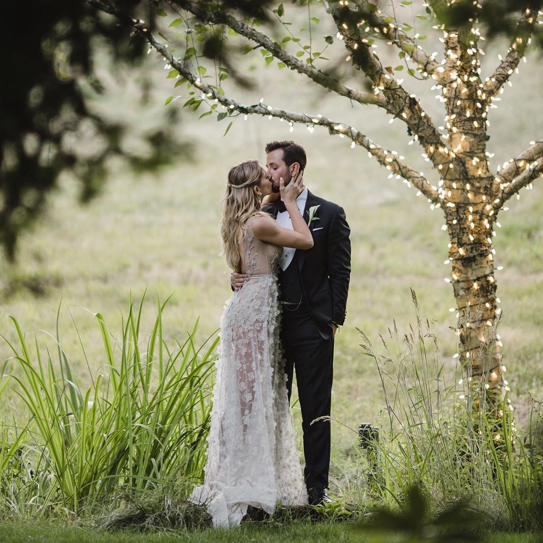 06 juli: Happy Anniversary Stud Muffin! Time really does fly by with you. Thank you for sharing your constant joy and light with me. We’ve made so many beautiful memories already and I know the best is still yet to come. Even in the ups and downs of life and in the uncertain world we’re living in right now, you shelter me with your love, send me into uncontrollable giggle fits, and inspire me to reach beyond the stars. I love you THE MOST angel. And that smile... 😍 #2years #lifetimelove #myperson
