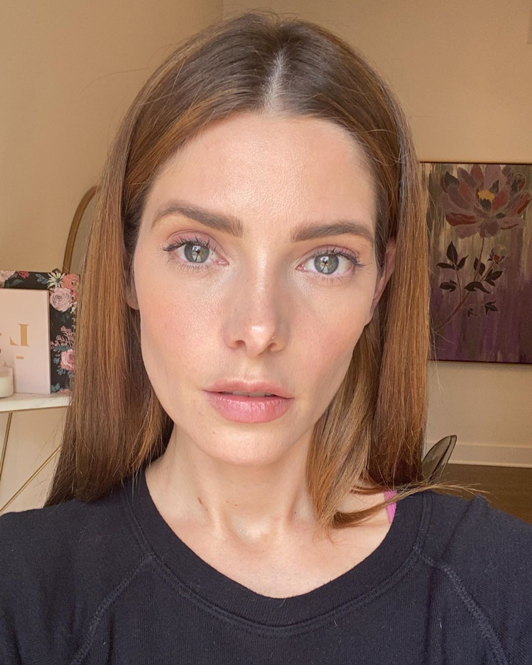 08 juli: Hey guys! I am opening up my close friend list in instagram to raise money for @FeedingAmerica! By joining, you will get access to behind the scenes, Twilight and regular Q&A’s, giveaways, a chance to get closer to me and so much more! Click the link in my BIO to join and I look forward to getting closer to you all soon :) !
08 juli: Hey guys! I am opening up my close friend list in instagram to raise money for @FeedingAmerica! By joining, you will get access to behind the scenes, Twilight and regular Q&A’s, giveaways, a chance to get closer to me and so much more! Click the link in my BIO to join and I look forward to getting closer to you all soon :) !