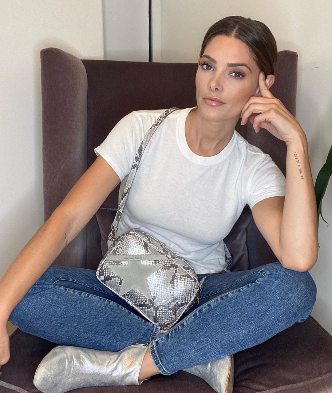 22 juli: Feet up on the furniture.. like my mom taught me never to do. But I just got my new bag and I’m feeling sassy! Plus my shoes are cute 😂 #obsessed #humpdayvibes
