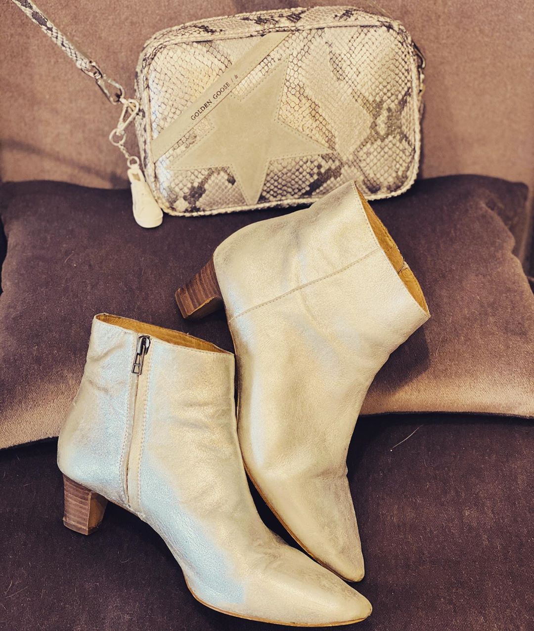 22 juli: Feet up on the furniture.. like my mom taught me never to do. But I just got my new bag and Iām feeling sassy! Plus my shoes are cute š #obsessed #humpdayvibes
22 juli: Feet up on the furniture.. like my mom taught me never to do. But I just got my new bag and Iām feeling sassy! Plus my shoes are cute š #obsessed #humpdayvibes