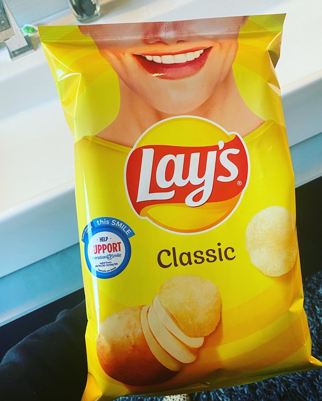 02 oktober: A smile is a curve that sets everything straight! @lays just sent me a custom bag featuring my smile! How freakin cool is that? Even cooler? They’re sharing stories of people who are inspiring joy and positivity in their communities through limited edition smiles bags, plus they’re donating $1 million in support of a cause that I’ve proudly supported for years, @operationsmile! Tell me how you’re making this world brighter using #SmilewithLays!
