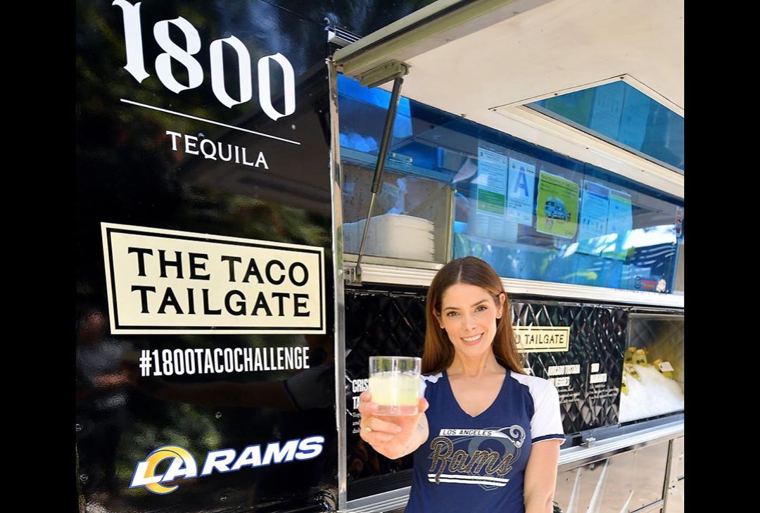 28 oktober: Cheering on the LA Rams with my favorite @1800Tequila! Nothing says game day like shaking up a fresh LA Rita cocktail and enjoying some tacos. Having 1800 bring the tailgate to my home was the highlight of the game! #1800Tequila #1800Partner
