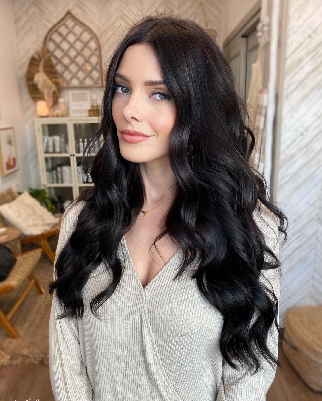 13 november: We did something...... and I’m obsessed with the results!! @theuncommonmane and @hairxian @lorensosilva_ worked some straight up ✨ MAGIC ✨ and took me to the full, dark, and luxuriously long side. Their method is legit. (Ps- I needed a transformation for an incoming role so stay tuned 🤫) #uncommonbabes
