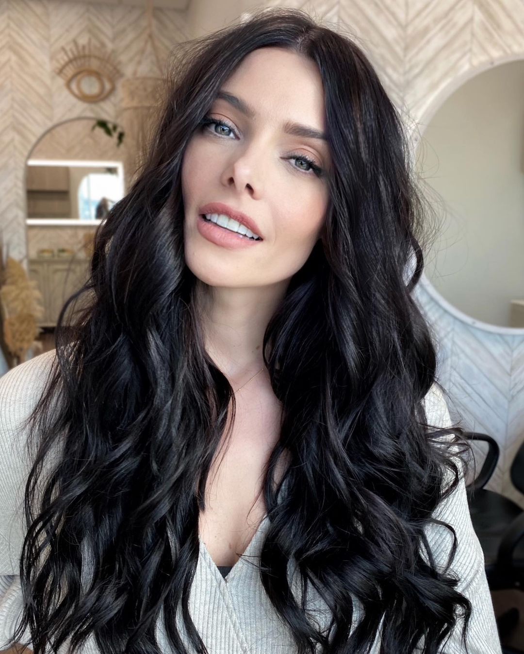 13 november: We did something...... and I’m obsessed with the results!! @theuncommonmane and @hairxian @lorensosilva_ worked some straight up ✨ MAGIC ✨ and took me to the full, dark, and luxuriously long side. Their method is legit. (Ps- I needed a transformation for an incoming role so stay tuned 🤫) #uncommonbabes
