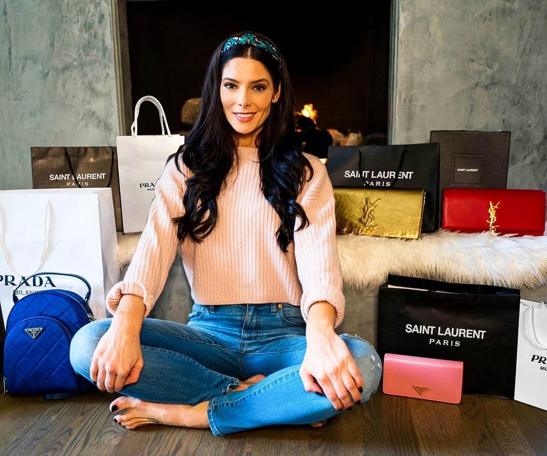 01 december:  🎁🎉 YSL & PRADA GIVEAWAY! 🎁🎉⠀ ⁣
⠀ ⁣
One lucky person will win ALL of the bags I’m surrounded by! 🎁🎊 ⠀ ⁣
⠀ ⁣
TO ENTER: ⠀ ⁣
⠀ ⁣
1⃣Go to @socialaccelerationgroup NOW & follow everyone they are following (takes just 15 seconds) ⠀ ⁣
⠀ ⁣
2⃣Come back to this post & tag a friend! Each tag is an entry so tag as many people as you want! ⁣
⠀ ⁣
You MUST follow the above entry rules (we will check!) Competition will remain open from now until 5th December. Winners will be announced on @socialaccelerationgroup ‘s page & website on 7th December 2020. This where you can also see a full gallery of previous winners. Open worldwide 🌍⠀ ⁣
⠀ ⁣
Please note: This sweepstakes is no way sponsored, administered or associated with Instagram or the brands seen in this picture. By entering, entrants confirm they are 18+ years of age, release Instagram of responsibility, and agree to Instagrams terms of use . No purchase necessary. VOID WHERE PROHIBITED BY LAW. Good Luck!
