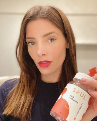 05 maart: I want you to meet my new obsession - @mysoulcbd 🍓 gummies. They help me deal with the anxiety and stressors of the day .. and they’re tasty. Highly recommend you try them out. You can use my code AG20 for 20% off at www.mysoulcbd.com #ad #cbd #gummies #antianxiety #yummy
