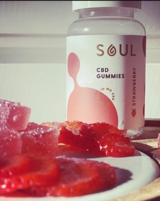 05 maart: I want you to meet my new obsession - @mysoulcbd 🍓 gummies. They help me deal with the anxiety and stressors of the day .. and they’re tasty. Highly recommend you try them out. You can use my code AG20 for 20% off at www.mysoulcbd.com #ad #cbd #gummies #antianxiety #yummy
