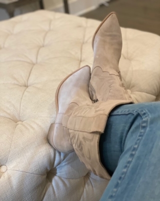 23 maart: In case you want the most bomb boots ever.. I bought these for #stagecoach but am settling for rocking them around the house. #dressforsuccess In light of everything happening @dolcevita is donating $3 per pair of shoes bought to @nokidhungry ❤️❤️❤️ #hatsofftoyou #ad #lookgoodfeelgood #positivevibes
