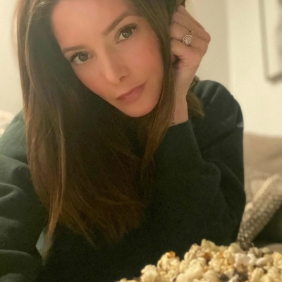 16 april: Hello Loves! I hope everyone is staying healthy and happy at home. While you’re there, I want to encourage you to 1. Check out #bombshell (Now on VOD) 😊 and 2. enjoy some delicious #OREOCookiePop by @eatsnackpop 🍿🍿You can go to snackpop.com and use code Snack30 for 30% off. It's only 150 calories and it is SO good. The brand has also been donating tons of snacks to @baby2baby to help families in need, which makes me so happy to support them. #baby2baby #SnackPopAtHome #CookiePop #StayAtHome #SnackPopPartner #popcorn #oreo
