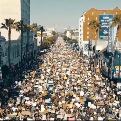 09 juni: I went off the grid for a few days and just popped back up for air... and this is just SO moving. I’m beyond proud of you LA. You don’t necessarily have to go to the peaceful protests to help- everyone is different - but damn, this is beautiful and inspiring to see!! (you can donate, educate yourself and your family, have uncomfortable conversations, VOTE, and use your voice to make others aware and demand change - just to name a few ways.) 2020 has been rough around the edges but I see a beautiful light at the end of the tunnel. #bethechange #blacklivesmatter
