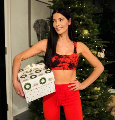 14 december: I’m very excited about two things right now ... the @aloyoga roses capsule and that Christmastime is finally here!! Anyone else do yoga while hanging ornaments? 😆 what’s your favorite Christmas traditions? #happyholidays #aloyoga #intheholidayspirit
