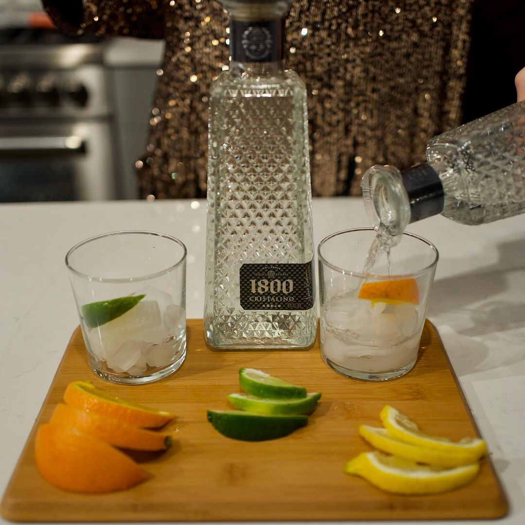 01 januari: Ringing in the new year right with great friends and great tequila ... this year has been trying for all, but I hope you've taken the difficulties thrown your way and become stronger. Make some memories tonight and get ready to conquer the year ahead. @1800tequila @paulkhoury #happynewyear
