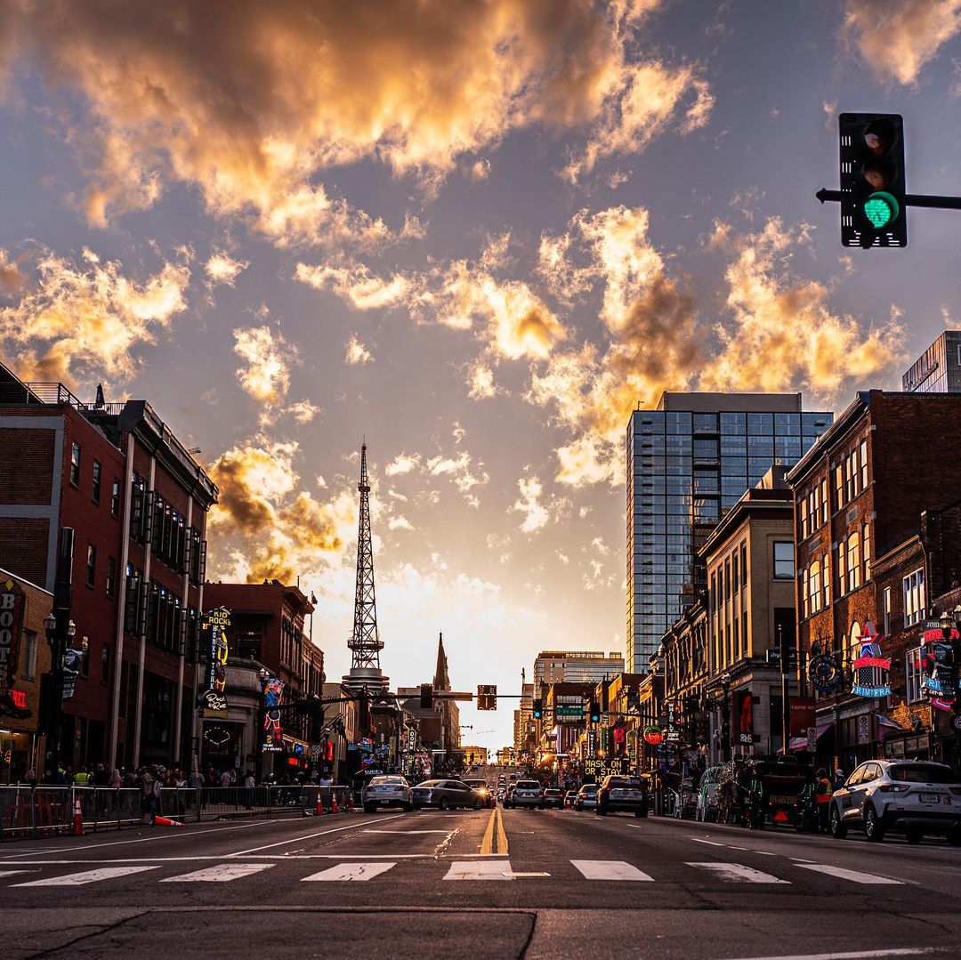 07 januari: Reminiscing about this magical #nashville trip. It was a picture perfect ending to my year. Doesn't matter where you go if you're surrounded by family .... But I'd recommend Nashville to anyone!! and staying @avantstay if you can. We spent a lot of time at the house, playing games, cooking dinner etc and it was perfectly curated for our area and our group. Highly recommended.
