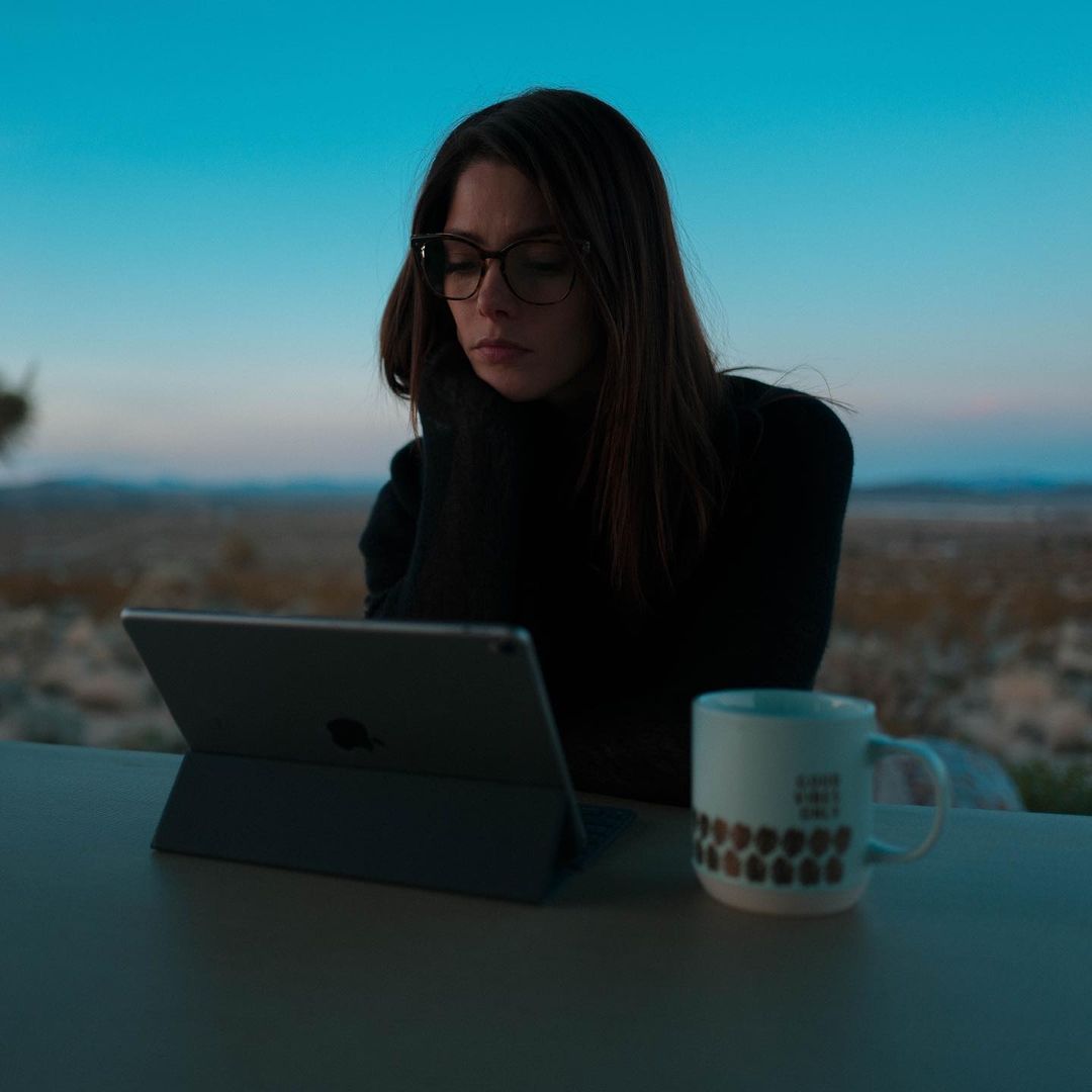 11 februari: Currently doing the exact same thing.. Missing this backdrop though. #study #workinprogress #workfromhome
