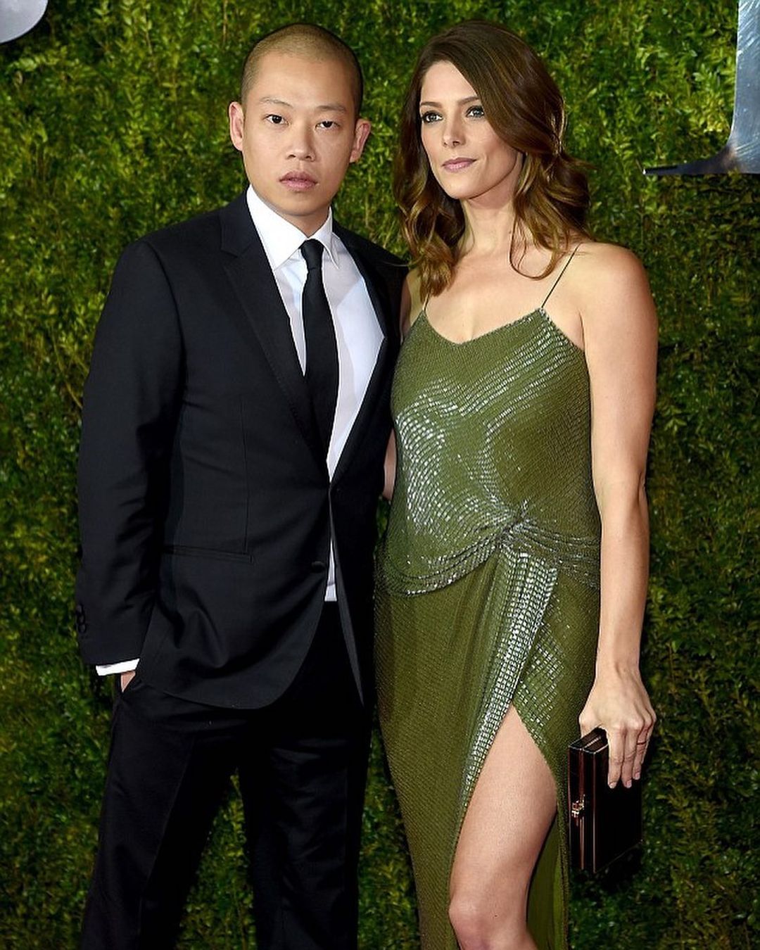 17 maart: In honor of #stpatricksday ... here's a picture of me in a beautiful green @jasonwu dress... followed by some random pictures of me with my mom and dad on St Patrick's day a long , long time ago.

