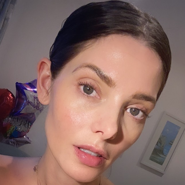 20 maart: #fresh and #clean and ready for bed. What's your skincare secret weapon?

EDIT: I've gotten a few questions about what I do for my skincare routine.... I predominantly use @beautycounter but also avoid dairy and sugars as much as possible coupled with a lot of natural supplements - a plan created by @veeshoney - that helps from the inside out. I still get random breakouts... usually attached to things I've eaten.. so we're a work in process!

Oh! I also started using @bareminerals night treatment 🙌
