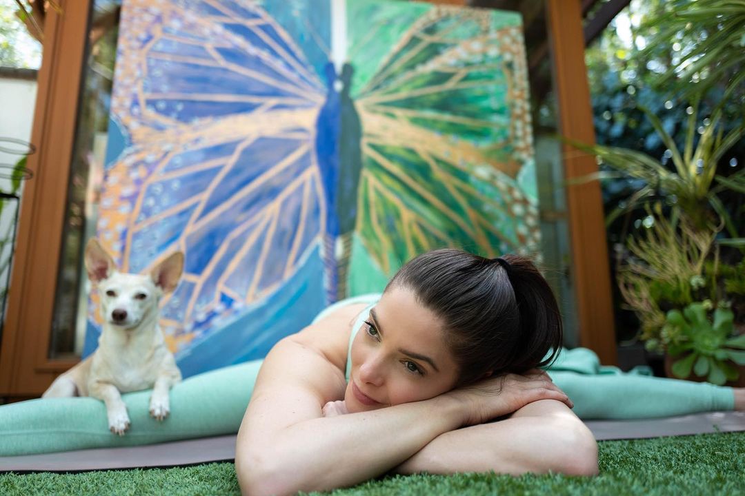 31 maart: I've always loved and appreciated my home, but something about coming home after this last trip somehow added a new layer of gratitude. Nothing like stepping outside to reset and breathe it all in.... #homeiswheretheheartis #aloyoga #dogsmakeeverythingbetter
