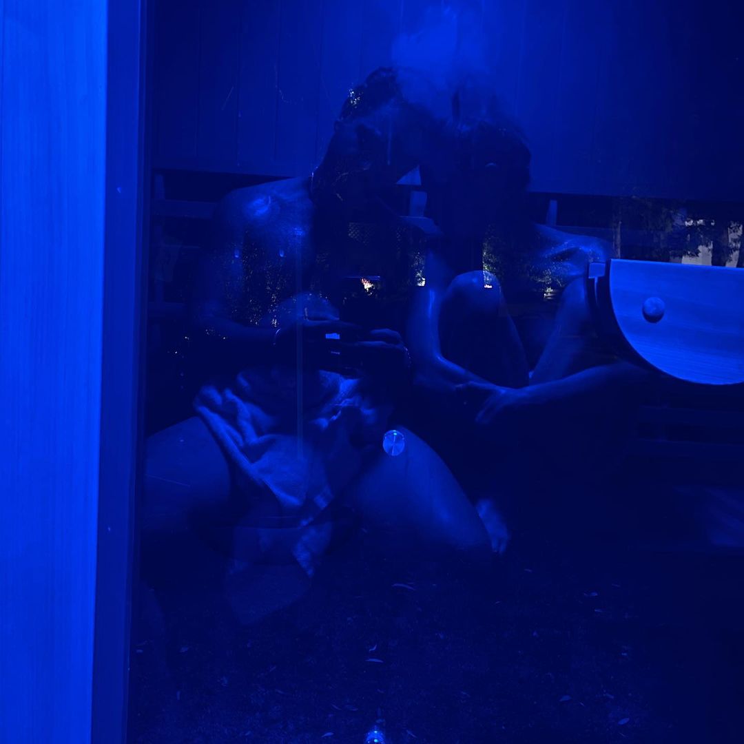 20 april: New ritual. We just got our @clearlightsaunas and we're obsessed. If you're on the fence about getting a far infrared sauna- I HIGHLY recommend it. #bodymindsoul
