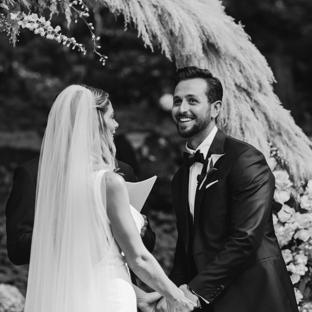 07 juni: Dear Husband,
I miss smothering this face with kisses so much. I love you the MOST. I love us. Thanks for being you ❤️ #justbecause #soulmate
