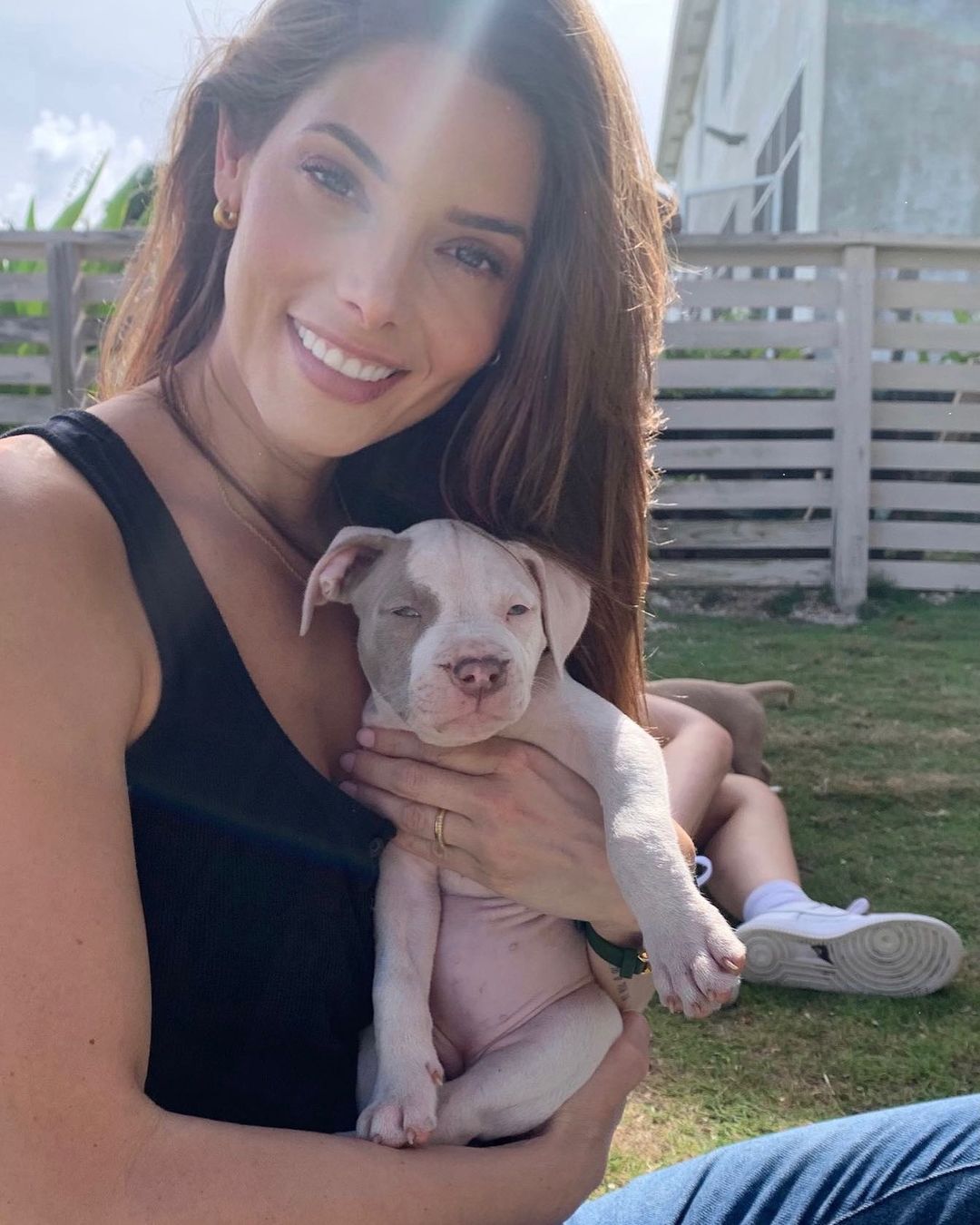16 juni: Quite possibly the best day on set. #puppylove #setlife
