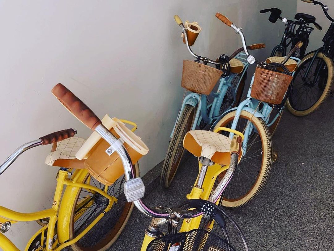 30 augustus: It's was a successful birthday weekend for my girl @shelbybay in our home away from home in Newport with @avantstay - once again their perfectly curated space just steps from the ocean (complete with beachy welcome bags and plenty of beach bikes) couldn't have been more perfect. Great spot and great people.
