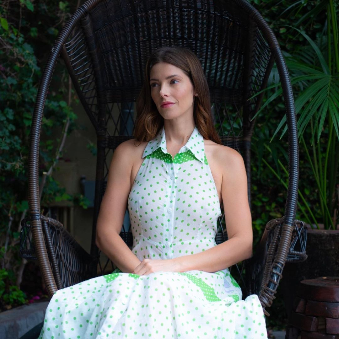 09 september: She's a lady in @saintmojavi and @mia_becar 💚
