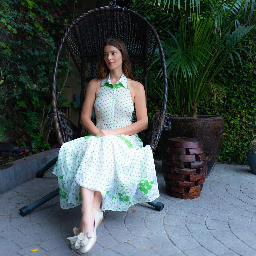 09 september: She's a lady in @saintmojavi and @mia_becar 💚

