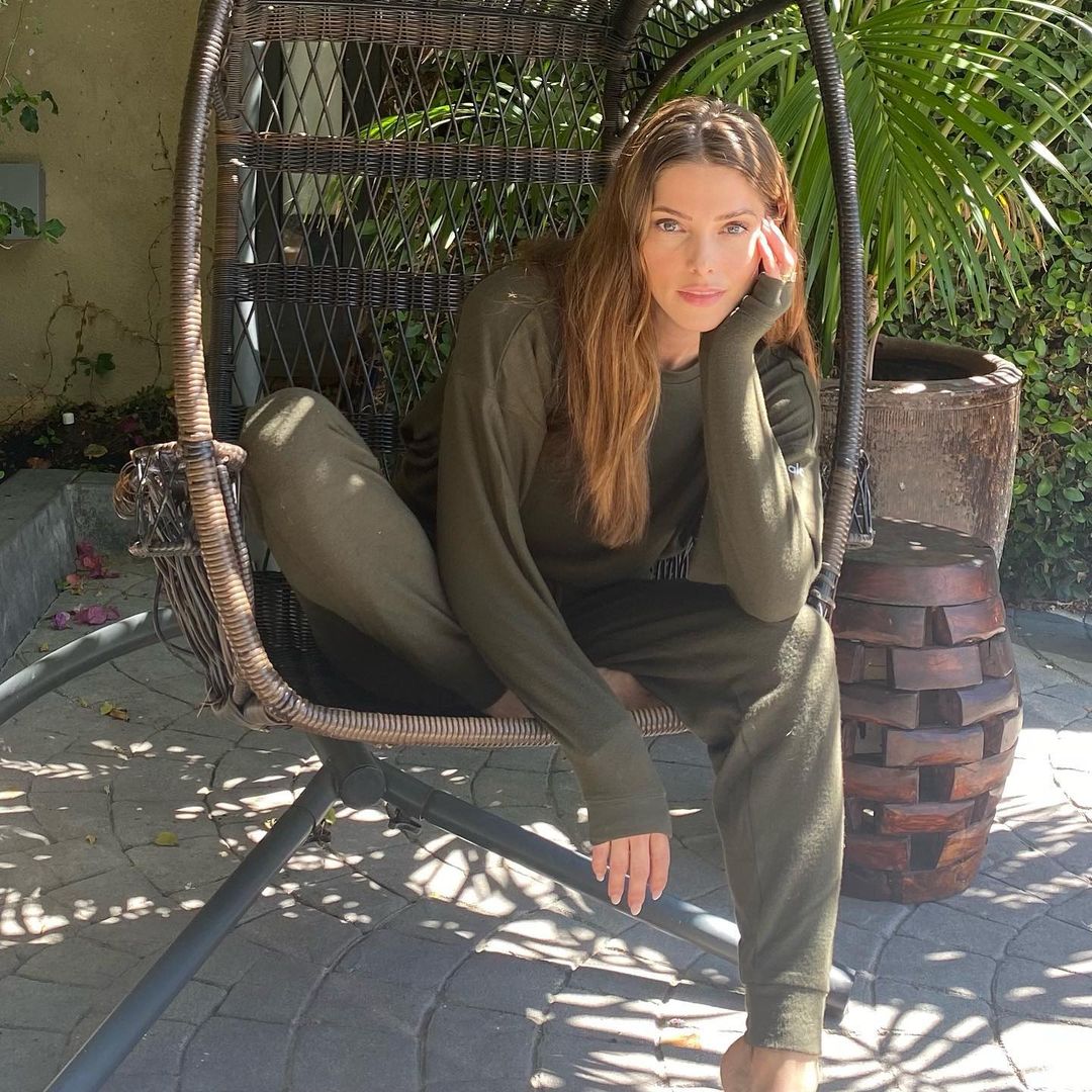 22 september: New favorite chair. New favorite @alo set. SO comfy. I'm willing the fall weather to come this way. #darkolive #alo
