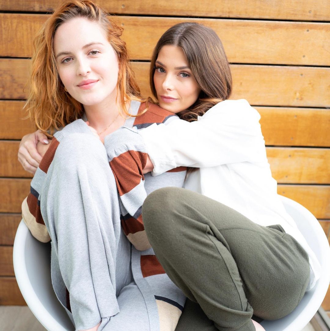 21 oktober: Today is a day of happy tears as we're finally at the launch of our brand @ourhummingway - Olivia and I have poured our heart and souls into this over the past few years and I couldn't be more proud of what we've built. We are so grateful that we get the opportunity to share this with you all and create change in a place so desperately in need it. Thank you all for the incredible support thus far and for your support in the future. Hummingway is here to rewrite the script on how we care for our bodies and we can't wait for you to be a part of the change and community we're building. @livkhoury - you're a powerhouse and I truly don't know what I'd do without you. I couldn't imagine anyone else by my side in this journey. You're the most driven, dedicated and resilient partner I could ask for and you're commitment to the mission of Hummingway is inspiring.
Let's go change the world together 🖤
Check out our website and the regular now!!! LINK IN BIO #wholecyclewellness #hummingway
