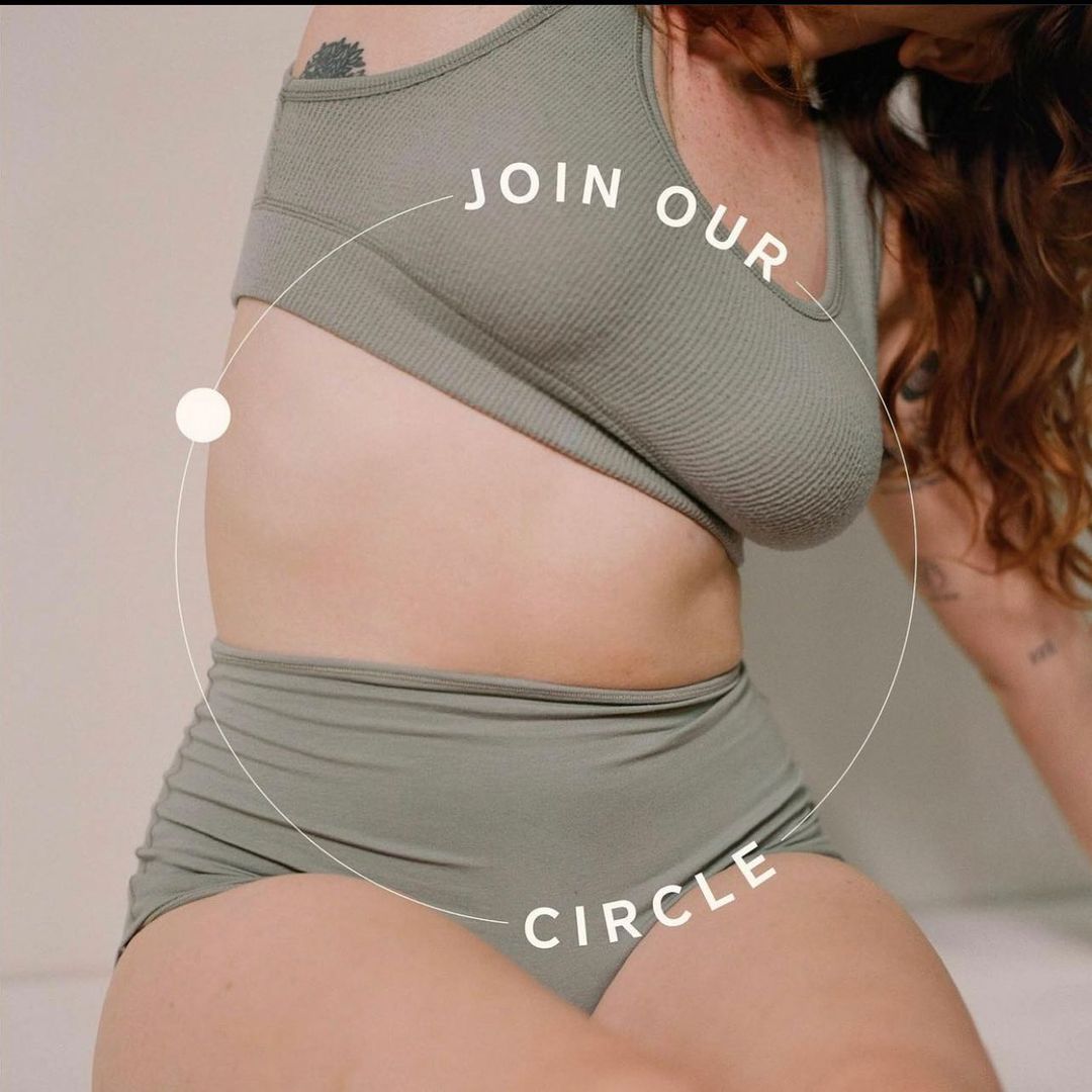 21 oktober: Today is a day of happy tears as we're finally at the launch of our brand @ourhummingway - Olivia and I have poured our heart and souls into this over the past few years and I couldn't be more proud of what we've built. We are so grateful that we get the opportunity to share this with you all and create change in a place so desperately in need it. Thank you all for the incredible support thus far and for your support in the future. Hummingway is here to rewrite the script on how we care for our bodies and we can't wait for you to be a part of the change and community we're building. @livkhoury - you're a powerhouse and I truly don't know what I'd do without you. I couldn't imagine anyone else by my side in this journey. You're the most driven, dedicated and resilient partner I could ask for and you're commitment to the mission of Hummingway is inspiring.
Let's go change the world together 🖤
Check out our website and the regular now!!! LINK IN BIO #wholecyclewellness #hummingway
