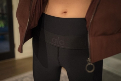 06 januari: A few things I noted today after my holiday break:
1. My clothes fit a little bit different after the holiday 2. my flexibility is back on the struggle bus and I've got some work to do and 3. I'm In love with this @aloyoga cherry cola fit.

What that means to me:
1. I allowed myself to relax, eat, drink, laugh my face off and truly take in the ones I hold most dear in my life and allow all the stressors of my generally hectic schedule float out the window.
2. While my body feels tighter than I'd like- I'm thankful for my health and for everything my body does for me on a daily basis.. and with some love and care- I'll bounce right back.
3. I'm suited up and ready for some @alomoves
#holdyourselfaccountable BUT #bekindtoyourself #balance
