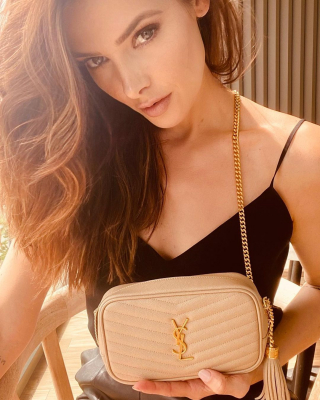 14 juni: I've been wanting a @ysl bag for quite a while and FINALLY got it... so naturally, I had a photo shoot with it. #obsessed

Thanks @nashoverstreet for introducing me to @amuzeinc 🤩 Check them out if you're looking for a new designer bag/shoes. #comeup
