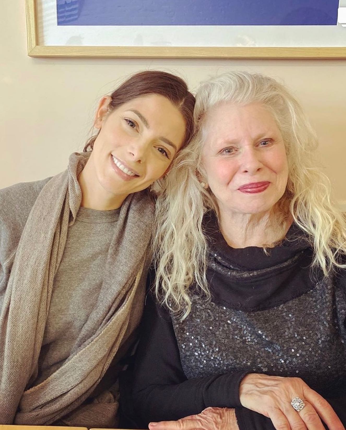 08 maart: I am inspired everyday by women across the globe and moved by the work and missions that drive them. We can and we will.

Mom, Olivia & Dana- I'm so grateful that i'm surrounded by a family of strong but tender women who encourage me everyday to lead by example, as you do, and continue to push boundaries and create a better space for us all. I'm in awe of your beautiful souls. #happyinternationalwomensday
