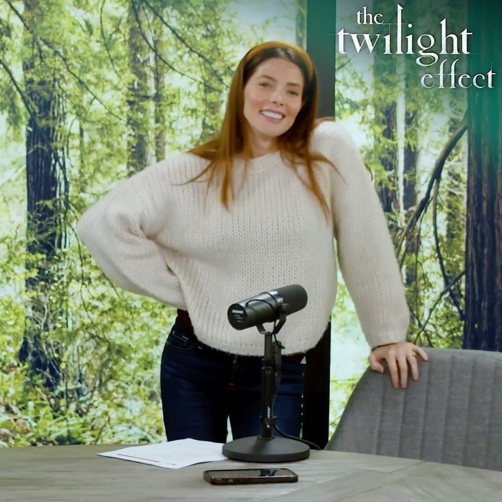 Trefwoorden: 18 maart: Apparently I am not athletic either.... if kicking apples is the gauge. #twilight  Twilight Effect Podcast is out NOW! Click the link in my bio to listen ❤️ and lmk what you think!