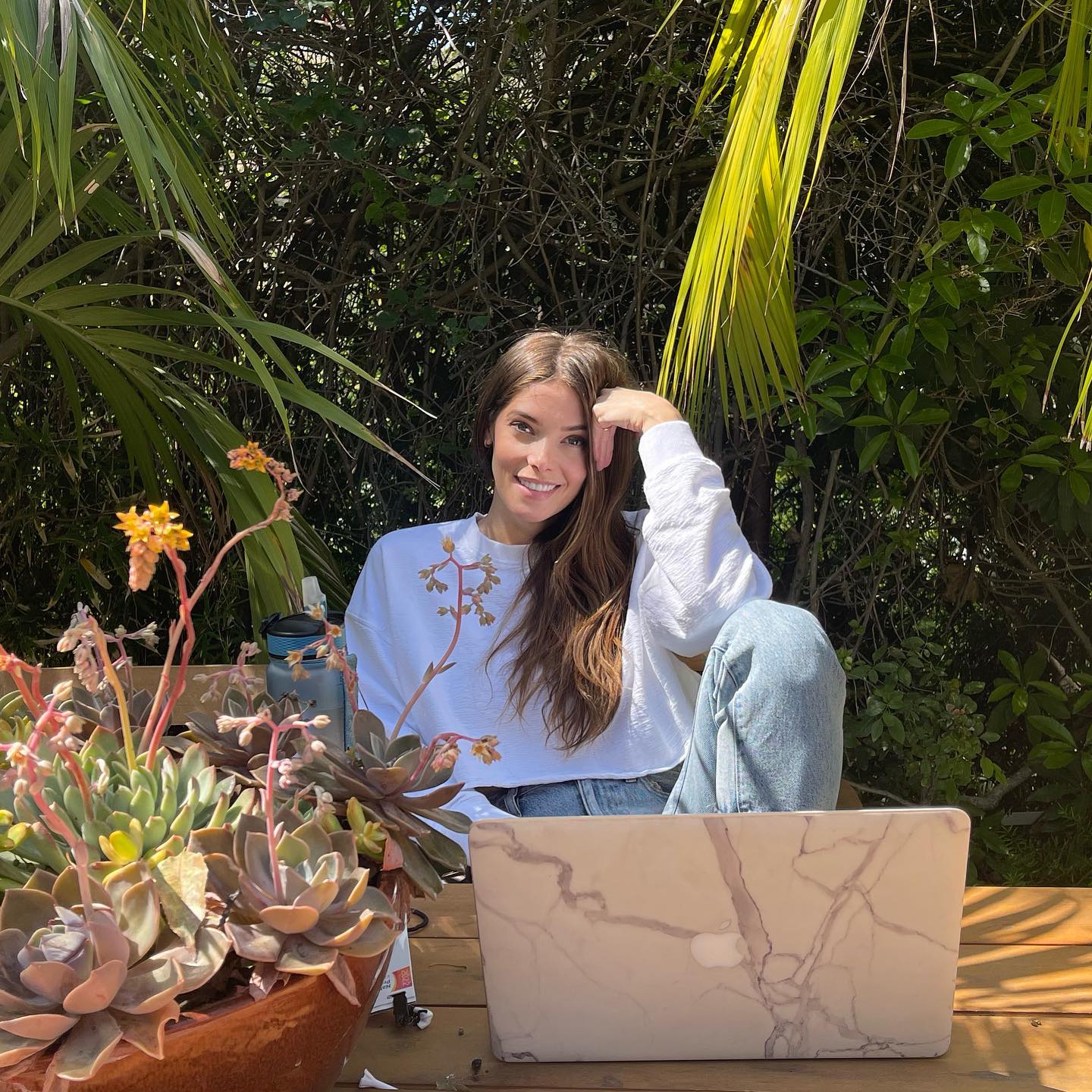 Trefwoorden: 18 maart: Taking full advantage of this beautiful Friday and working outside. What a wonderful way to start off the weekend. Anyone have weekend plans involving nature? #weekendvibes #nature #workfromhome