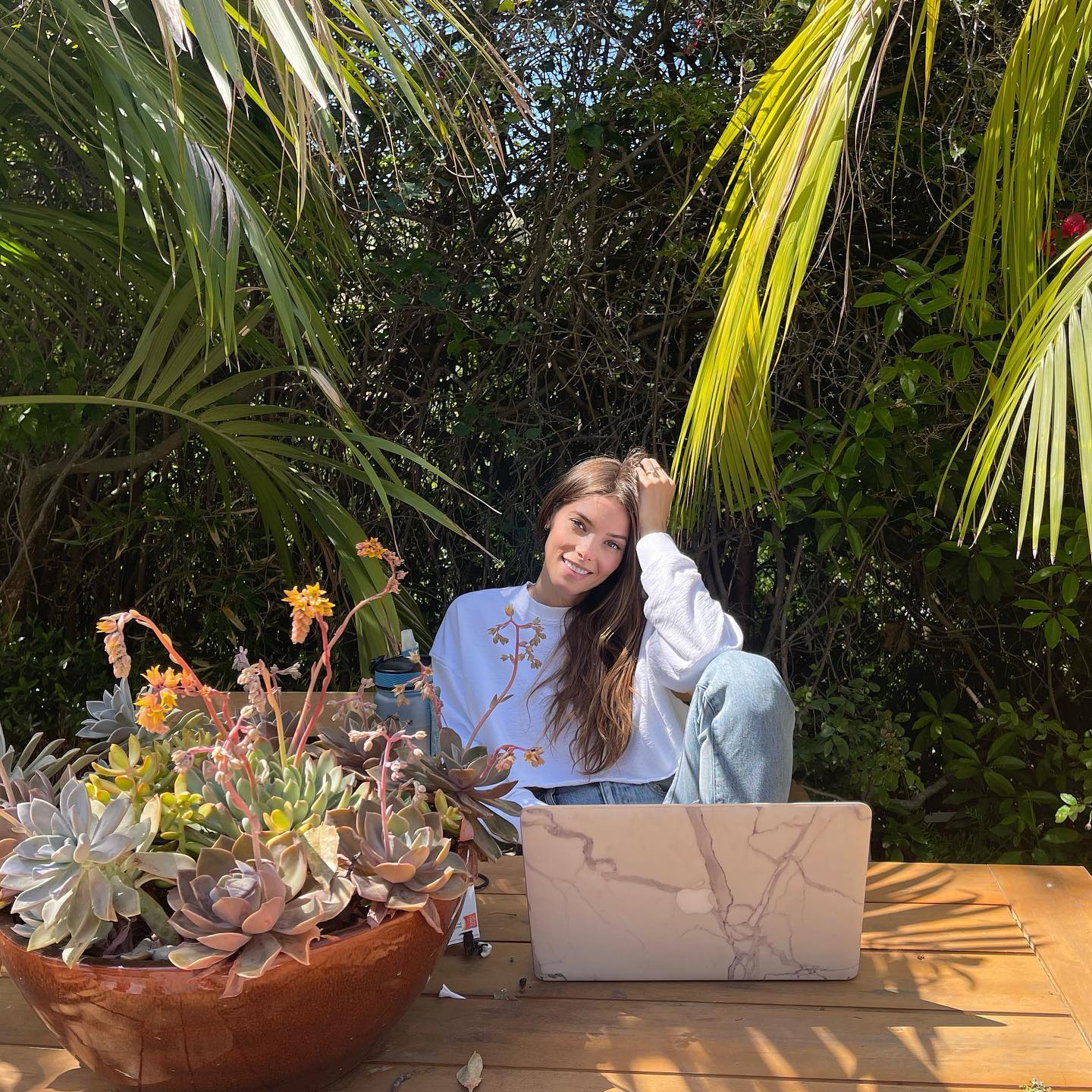 Trefwoorden: 18 maart: Taking full advantage of this beautiful Friday and working outside. What a wonderful way to start off the weekend. Anyone have weekend plans involving nature? #weekendvibes #nature #workfromhome