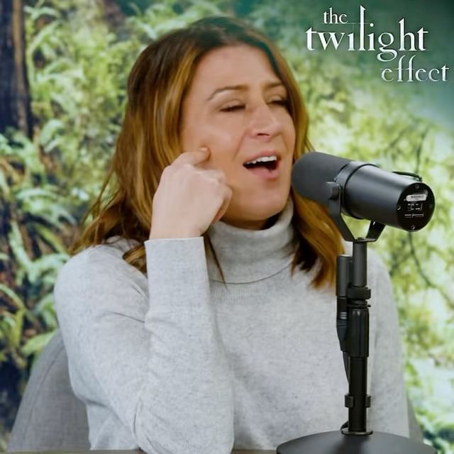 22 maart: Have you listened to see if I answer Mel’s burning question? Episode 3 of The Twilight Effect is out now!! Link in bio #twilight
@ohmissmelanie

PS: send any questions to twilight@kastmedia.com
We'd LOVE to hear from you!
