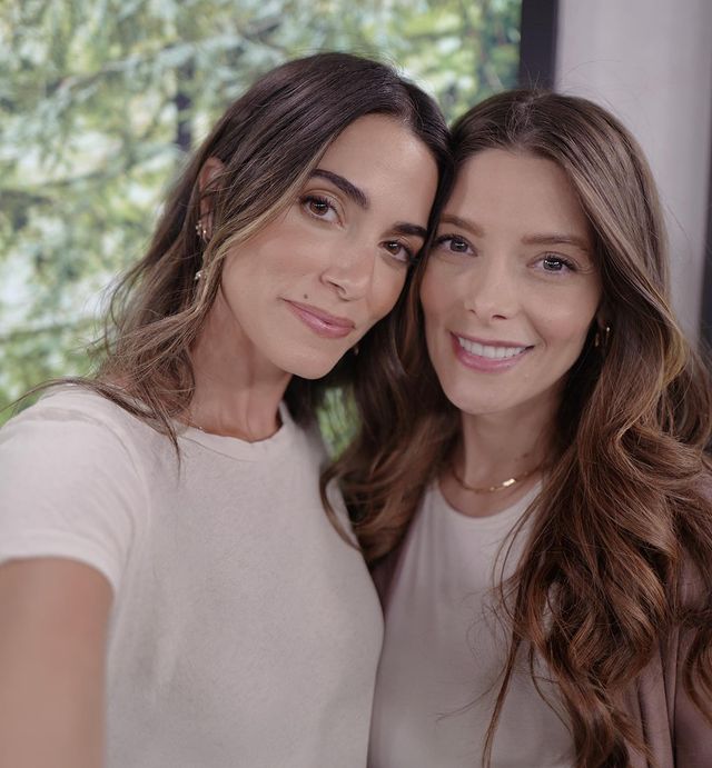 21 juni: I have so much love for this lady right here. We've been through ups and downs and twilight madness together and I couldn't be more proud of where we both are today. This was one of my favorite conversations on the #twilighteffect podcast and I can't wait for you to hear it. It was raw, genuine and brought up so many memories. LINK in BIO
