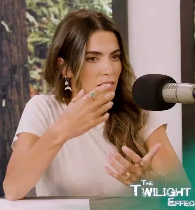 21 juni: I have so much love for this lady right here. We've been through ups and downs and twilight madness together and I couldn't be more proud of where we both are today. This was one of my favorite conversations on the #twilighteffect podcast and I can't wait for you to hear it. It was raw, genuine and brought up so many memories. LINK in BIO
