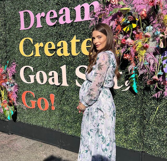 26 juni: In such a heavy time- it was wonderful to be surrounded by strong, inspiring women that challenge boundaries set on them and continue to overcome obstacles that seem impossible. Thank you @createcultivate & @jaclynrjohnson for having myself, @livkhoury and @ourhummingway #womenempoweringwomen #womeninbusiness
