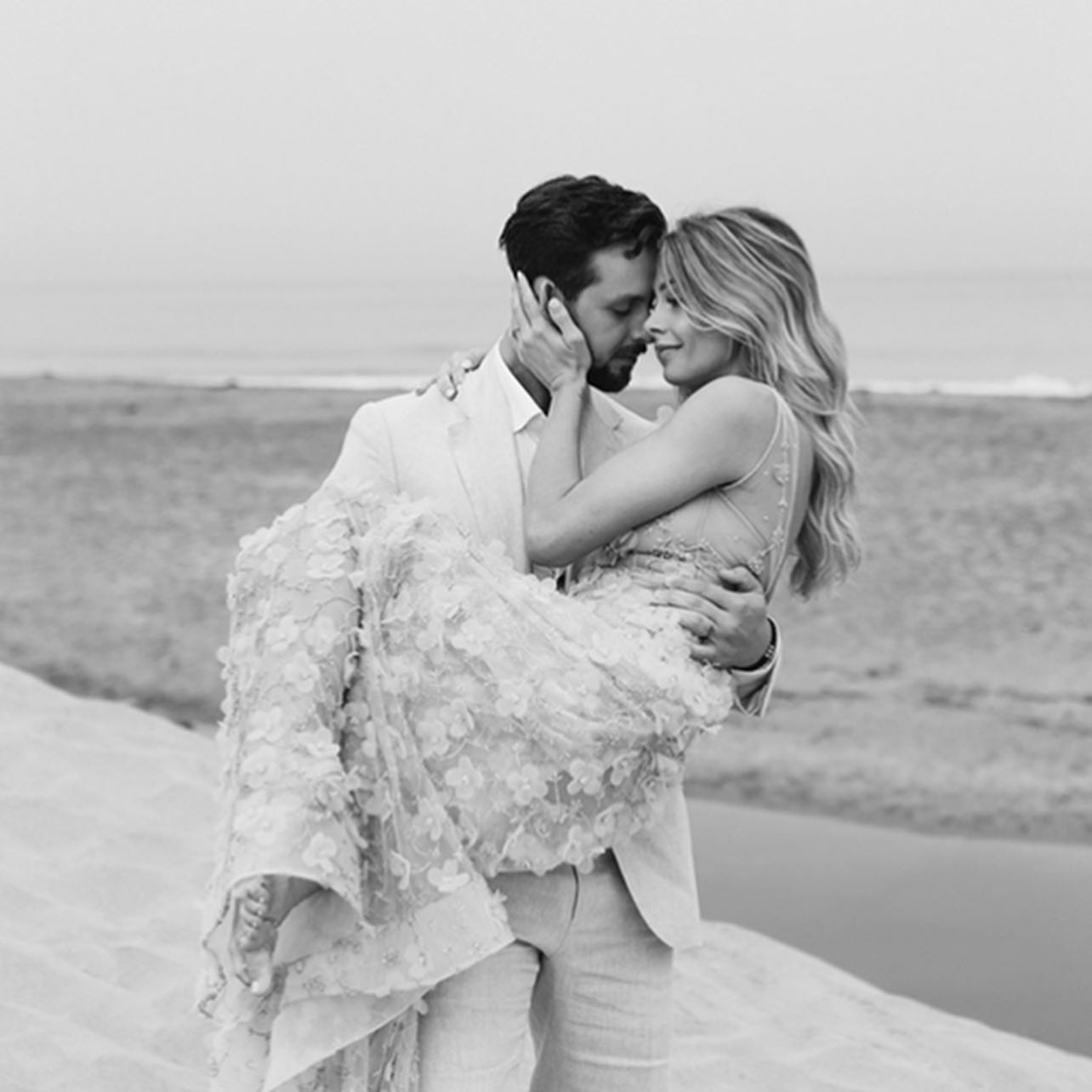 06 juli: I couldn't ask for anything more. You've given it all to me and I'm so grateful I get to walk through life with my best friend. It has already been such an adventure with you and we're about to embark on the biggest chapter yet! Best is yet to come baby. #4years #soulmate #happyanniversary
06 juli: I couldn't ask for anything more. You've given it all to me and I'm so grateful I get to walk through life with my best friend. It has already been such an adventure with you and we're about to embark on the biggest chapter yet! Best is yet to come baby. #4years #soulmate #happyanniversary