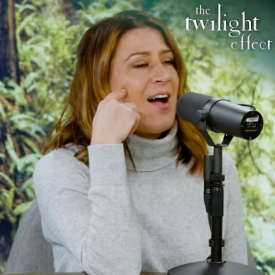 22 maart: Have you listened to see if I answer Mel’s burning question? Episode 3 of The Twilight Effect is out now!! Link in bio #twilight
@ohmissmelanie

PS: send any questions to twilight@kastmedia.com
We'd LOVE to hear from you!
