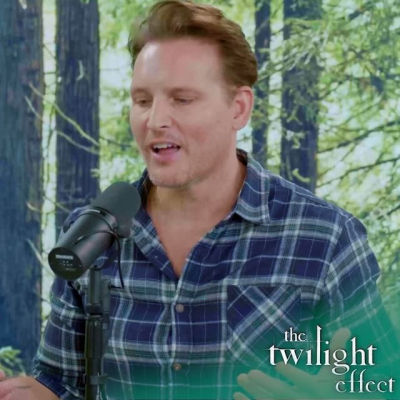 05 april: My on screen dad, Carlisle Cullen aka @peterfacinelli joined me and @ohmissmelanie on the newest episode of The Twilight Effect out NOW! We discuss all of us Cullen kids and this solid advice he gave to Edward. Link in bio!! Also available on Spotify or watch us on YouTube!

Don’t forget to rate/review the podcast and tag me and @kastmedia

#twilight #carlislecullen #peterfacinelli
