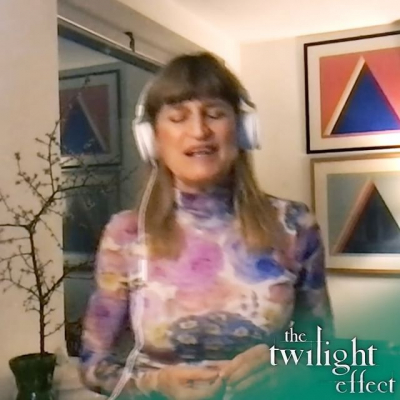 12 april: New episode of The Twilight Effect is out NOW with the magical @catherinehardwicke . She launched the start of the movies by directing Twilight. She gives so much insight about it that you don’t want to miss in a fun interview with me and @ohmissmelanie. Loved reconnecting with her!

Listen on Apple podcasts, Spotify or watch us on YouTube! Don’t forget to subscribe, rate and review us. Take a screenshot and tag me, @kastmedia and @ohmissmelanie for a chance to be on the show!

#twilight #catherinehardwicke
