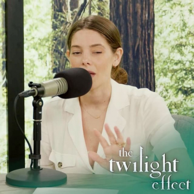 19 april: We start our rewatch of New Moon on The Twilight Effect out NOW!! What do you all think? Did Edward look a little too nice when he broke up with Bella in the woods? @ohmissmelanie and I are on the case!

Listen on Apple podcasts, Spotify or watch us on YouTube! Don’t forget to subscribe, rate and review the show. Post it then tag me and @kastmedia for a chance to be part of a fan segment!

#twilight #newmoon
