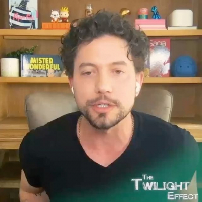 29 juni: Geverifieerd
ITS TIME- I've been patiently awaiting the moment that Jasper and Alice reunite. My twilight soul mate!!

It was SO wonderful having @jacksonrathbone on the show. We talk all things Jasper, his crazy audition process, his adorable family that deserves it's own HGTV show, music, set memories and more!

Can't wait to hear what you think!

🎥 Click link in bio to WATCH the newest episode of The Twilight Effect podcast - OUT NOW!
🎧 Listen on Apple, Spotify, or wherever you get your podcasts

⭐️ Subscribe, Rate & Review - we LOVE reading the comments! Screenshot, post and tag @ohmissmelanie @ashleygreene @kastmedia to have a chance to join us on the show!

#twilight #thetwilighteffect #aliceandjasper
