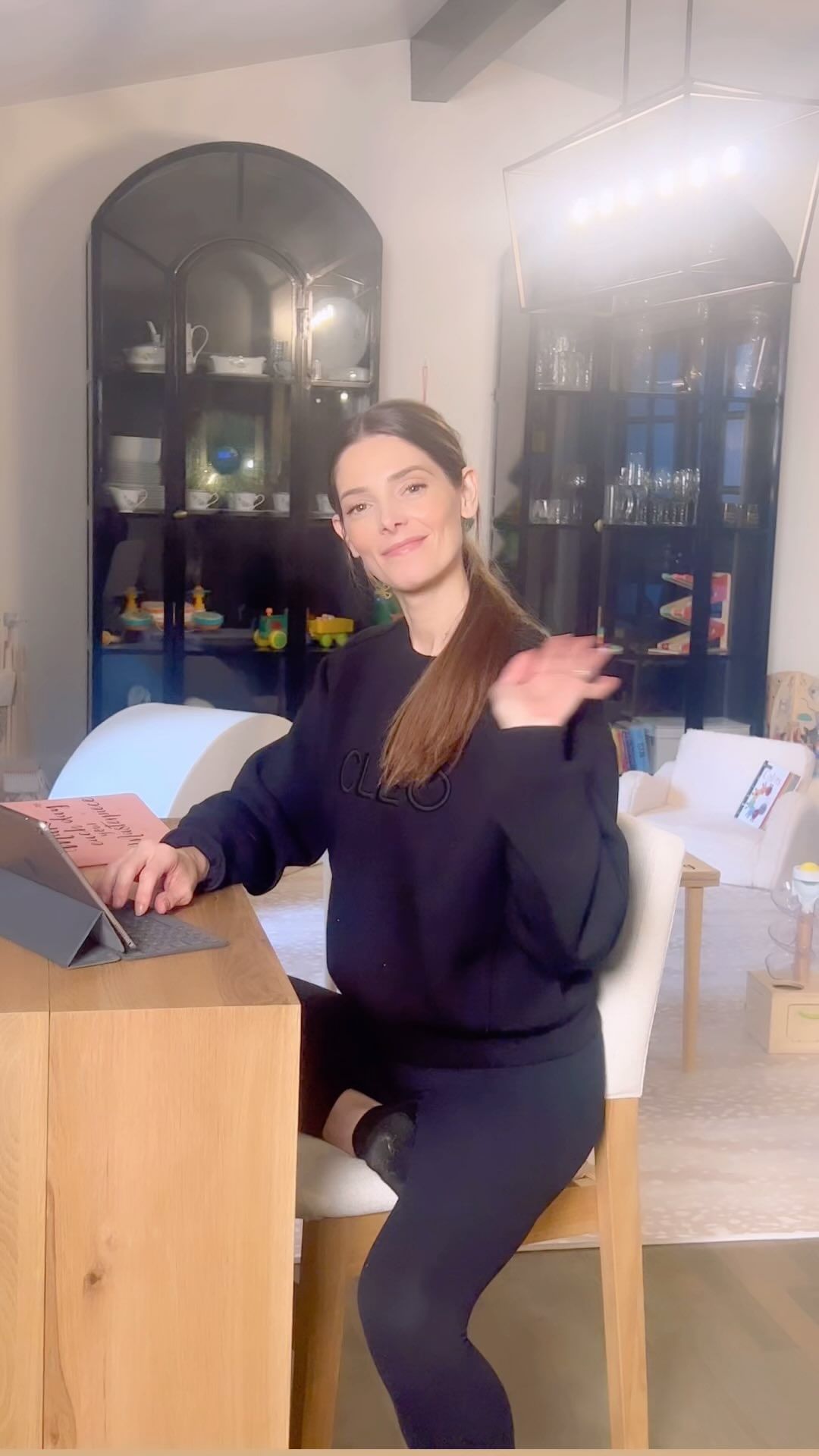 22 november: I am OBSESSED with this company!! I’ve been eyeing them for a while and finally reached out because the @transformertable couldn’t be more perfect for our needs. The baby is taking over every space in the home - including claiming my dining room as a playroom - but I wasn’t ready to completely sacrifice the space. The Table goes from a single person console and seamlessly expands to accommodate up to 12 people. And it’s BEAUTIFUL. I can think of so many people this table makes sense for and I truly just wanted to share something that I love. They’re currently running a promo : Purchase a Transformer Table and get a free Transformer Bench. And If use the code GREENE125 you will recieve $125 off through the month of December. Happy Holidays Everyone!
#TransformerTable #HappyTTFamily #eattogether
